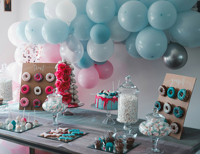 Balloons and party favours on a table.